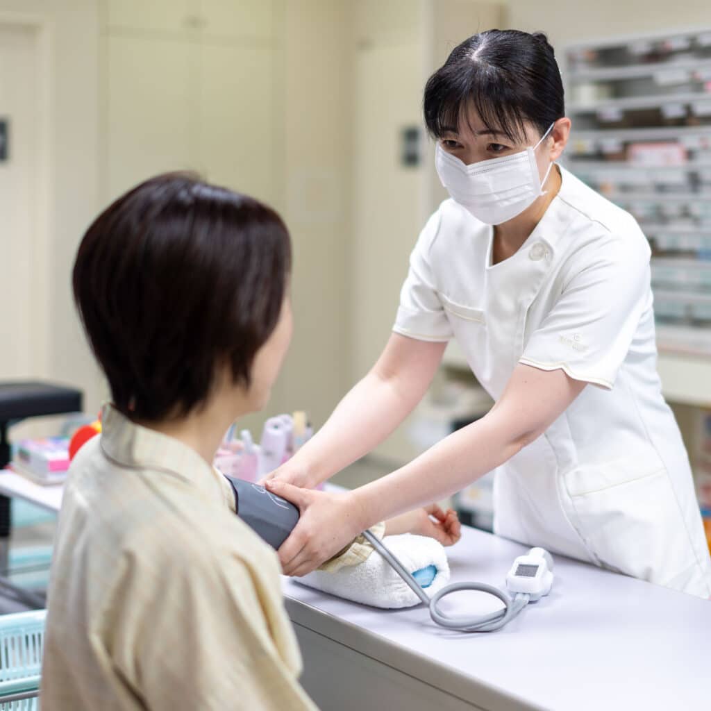 看護師が血圧を測っている