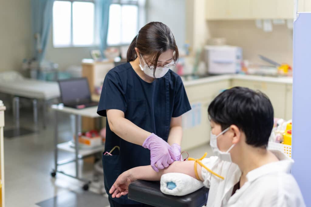 看護師が採血をしている