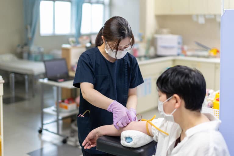 看護師が採血をしている